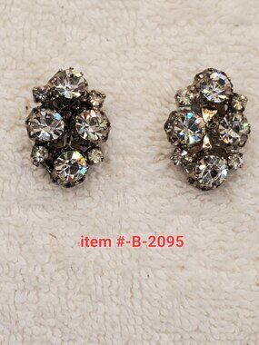 1 Vintage Pair of AUSTRIA clip on Earrings, item # B-2095, wt.8 grams.